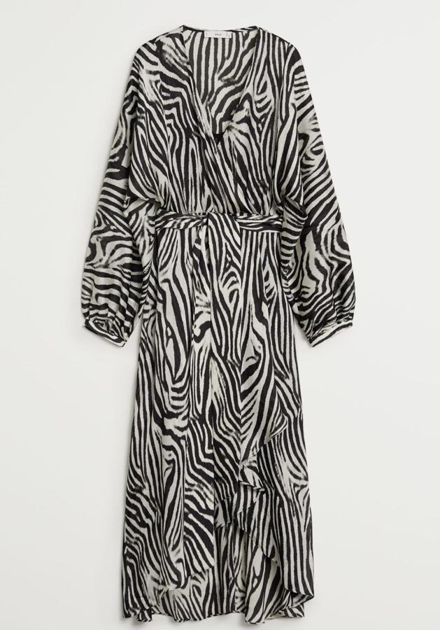 Con estampado de cebra, este vestido fluido con escote de pico cruzado y manga abullonado cuenta con cinturón y aberturas en el bajo. Es de Mango y tiene un precio rebajado de 39,99 euros.