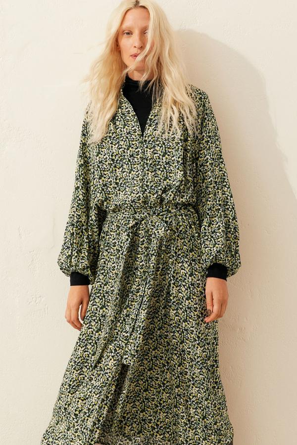 En color negro con estampado floral en amarillo, este vestido midi de H&M con cuello elevado y falda con ligero vuelo tiene un precio de 34,99 euros.