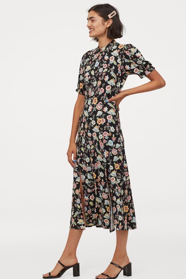De manga corta y estampado floral, este vestido midi con cuello elevado y mangas cortas abullonadas es de H&M y tiene un precio de 24,99 euros.