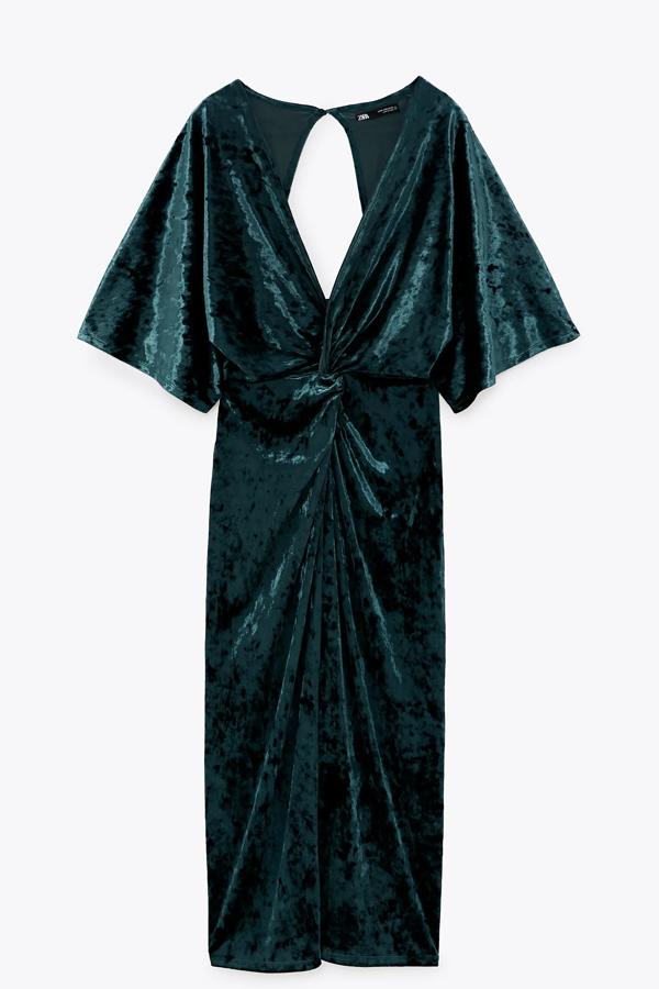 De terciopelo en color azul, este vestido midi con escote de pico y manga corta amplia cuenta con detalle de nudo delantero y cierre en la espalda con abertura. Es de Zara y tiene un precio de 25,95 euros.
