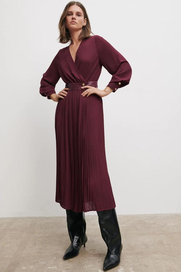 Este vestido midi de Zara en color vino cuenta con escote cruzado de pico y cierre frontal con botones metálicos a presión. Con falda plisada, es de Zara y tiene un precio de 39,95 euros.