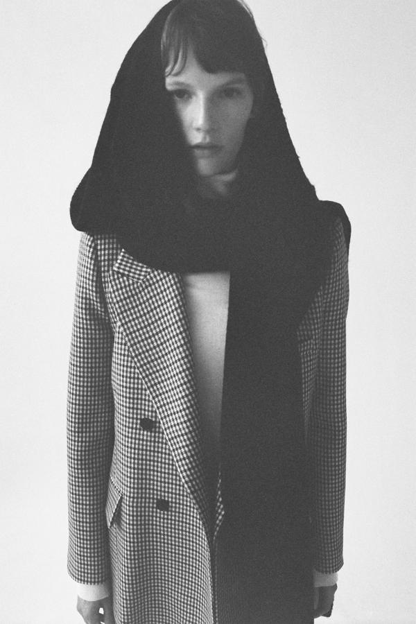 También hay una versión más elegante de bufanda con capucha en lana (29.95 euros en Zara).