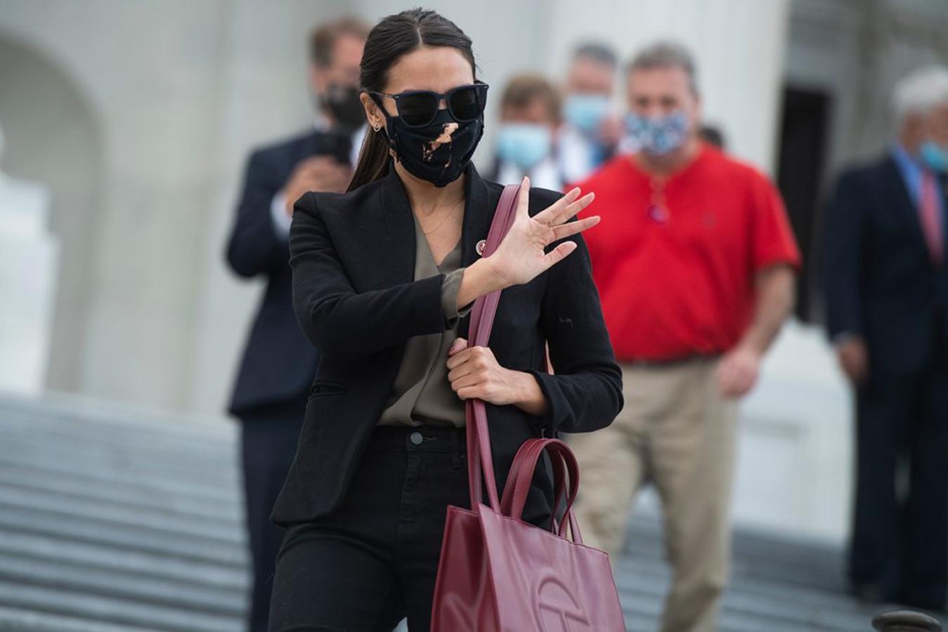 3. El bolso Telfar de Alesandria Ocasio-Cortez.