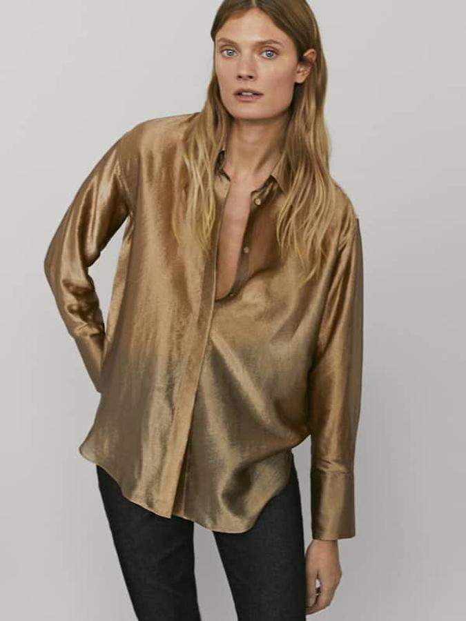 El tono dorado es un must en los estilismos nocturnos y esta camisa es ideal para ponerlo en tu armario. De corte recto, con cuello clásico acabado en punta, cierre frontal oculto por tapeta, puños abotonados y bajo redondeado con aberturas laterales, cuesta 59,95 euros y está disponible entre las tallas 34 y 42.