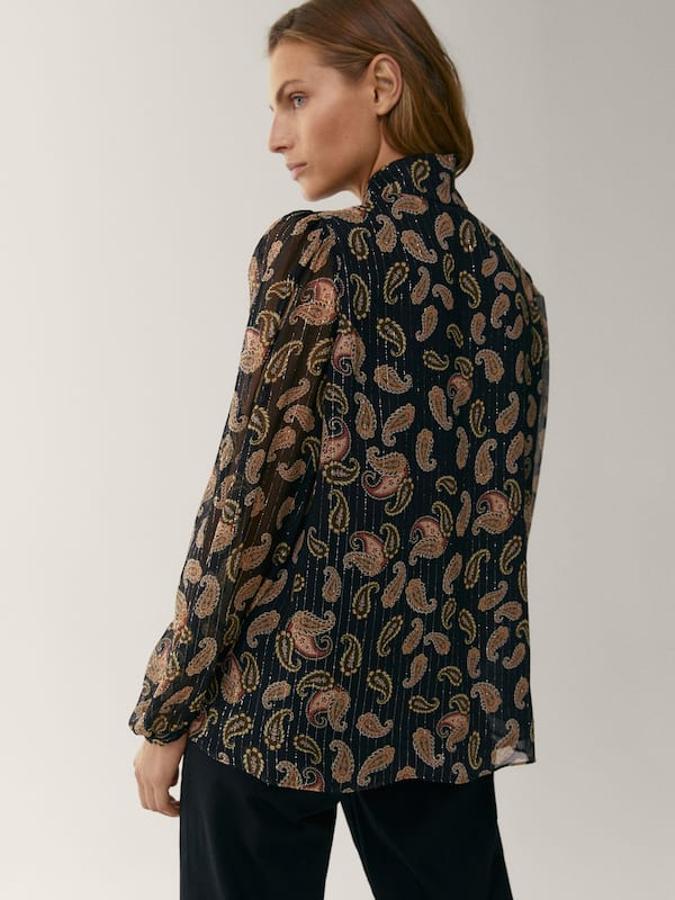 Estampado paisley en tonos marrones y granates para esta camisa negra con hilo metalizado, corte recto, cuello perkins y puño abotonado. Disponible entre las tallas 34 y 42, cuesta 59,95 euros.