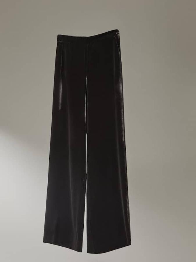 A juego con la americana podemos encontrar este pantalón de corte recto con dos bolsillos laterales en terciopelo negro. Con un precio de 69,95 euros, podemos encontrarlo entre las tallas 34 y 44.