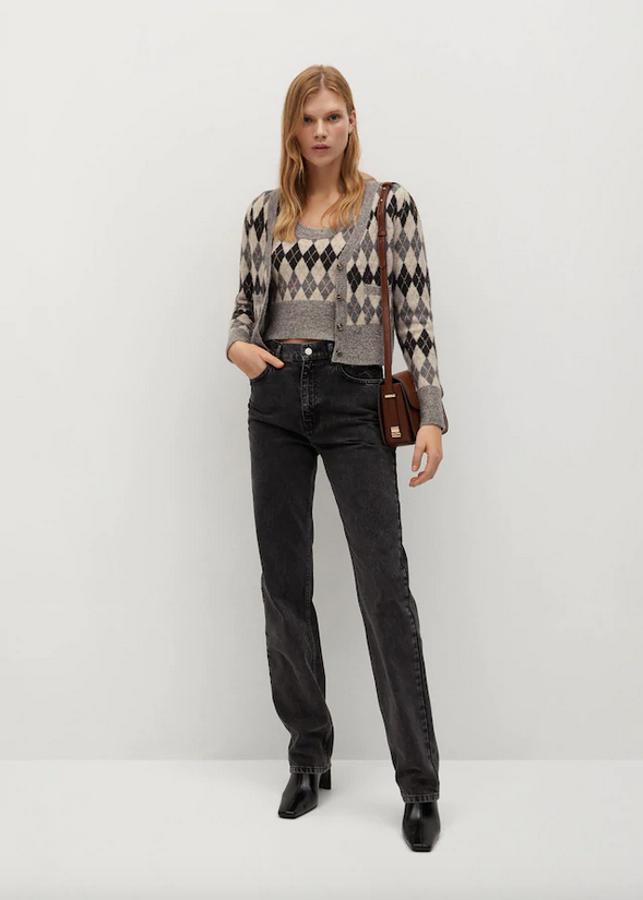 En marrón, beige y gris, este cárdigan cropped de Mango con cuello de pico, terminaciones en canalé y cierre frontal de botones en carey cuesta 39,99 euros y podemos encontrarlo en las tallas S, M y L.