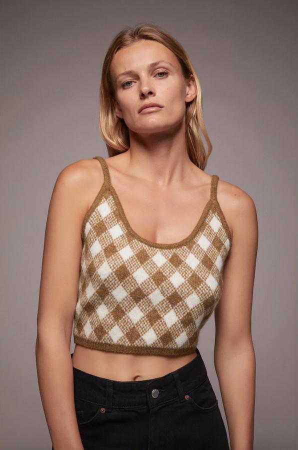 Con escote en forma de U, tirantes finos y diseño cropped, este top de punto de Zara en camel y blanco cuesta 15,95 euros y está disponible en las tallas S, M y L.