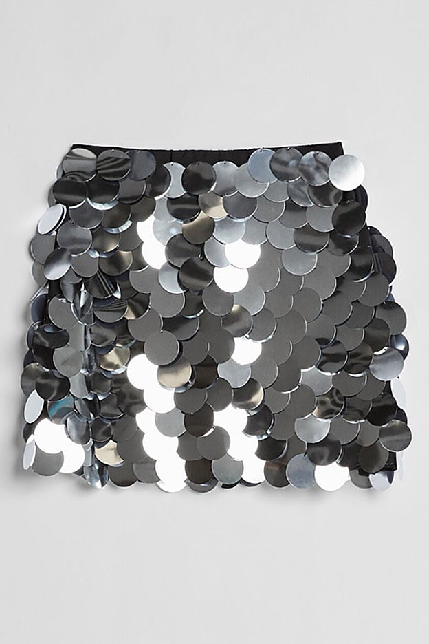 La falda de lentejuelas de tamaño grande de Bershka.