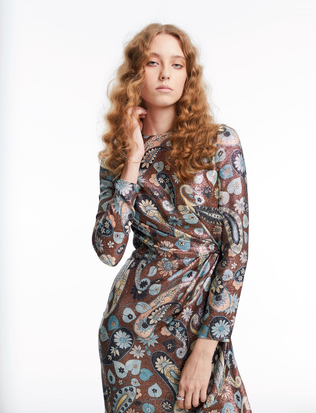 Vestido de JV by Jorge Vázquez y sortija de Ansorena.