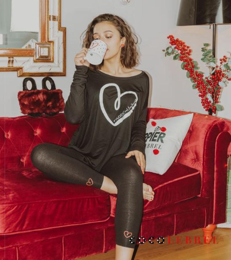 Pijama negro con el mensaje “Vístete con una sonrisa”, de Cocolebrel (59 euros).