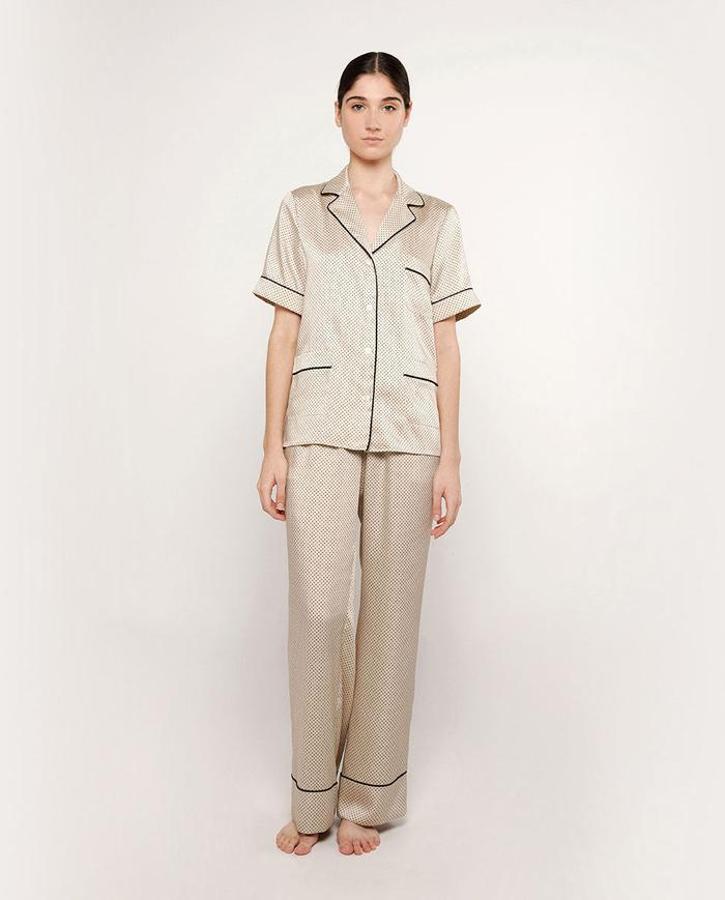 Pijama satinado con estampado de todos en color champagne, de Mirto (2650 euros).