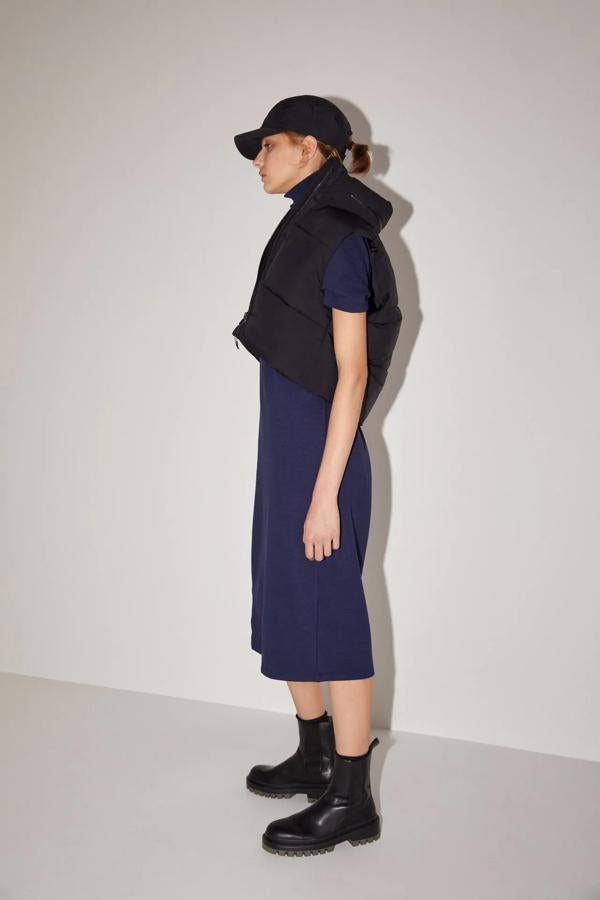 Cuello vuelto, manga corta y tejido fabricado con al menos un 50% de algodón orgánico. Las tallas: S, M o L.