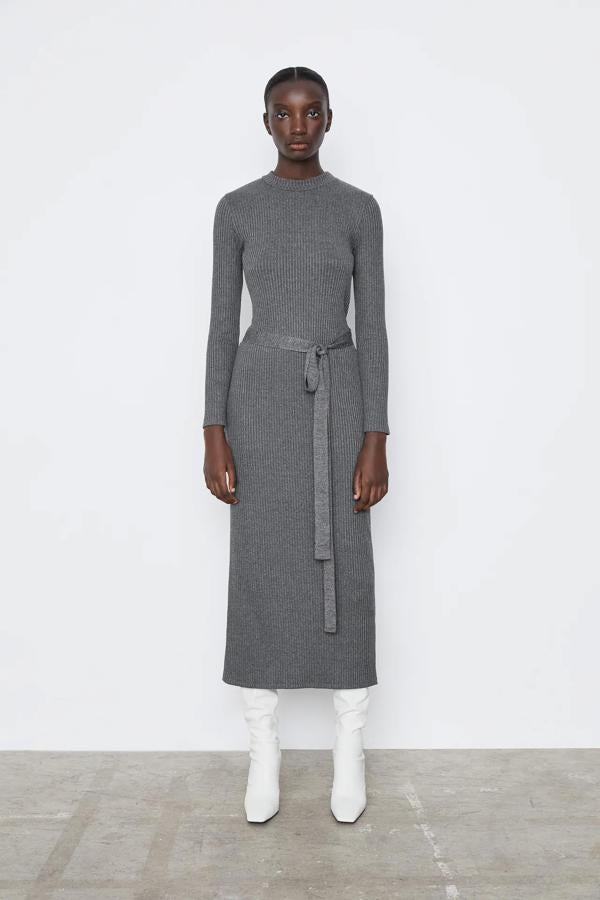 Un modelo ajustado al cuerpo con cinturón que encuentras en S, M y L.