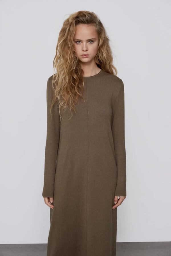 De corte recto, cuello redondo y manga larga, lo encuentras en S, M o L.