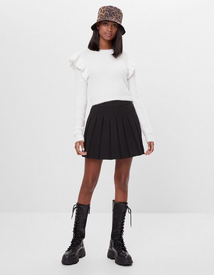 Confeccionado en lana suave, con cuello redondo y detalle de volantes en los hombros, este jersey de Bershka podemos encontrarlo en color blanco o en azul celeste por 19,99 euros. Está disponible entre las tallas XS y L.