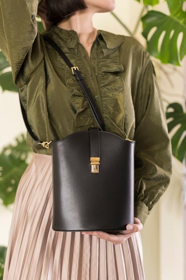 Bolsillo tiene diseños que has sido meticulosamente cosidos a mano por expertos artesanos de Ubrique (Cádiz). Una marca que tiene bolsos como este tipo bandolera estructurado inspirado en uno de esos antiguos estuches semirrígidos que solían proteger los prismáticos (350 euros).