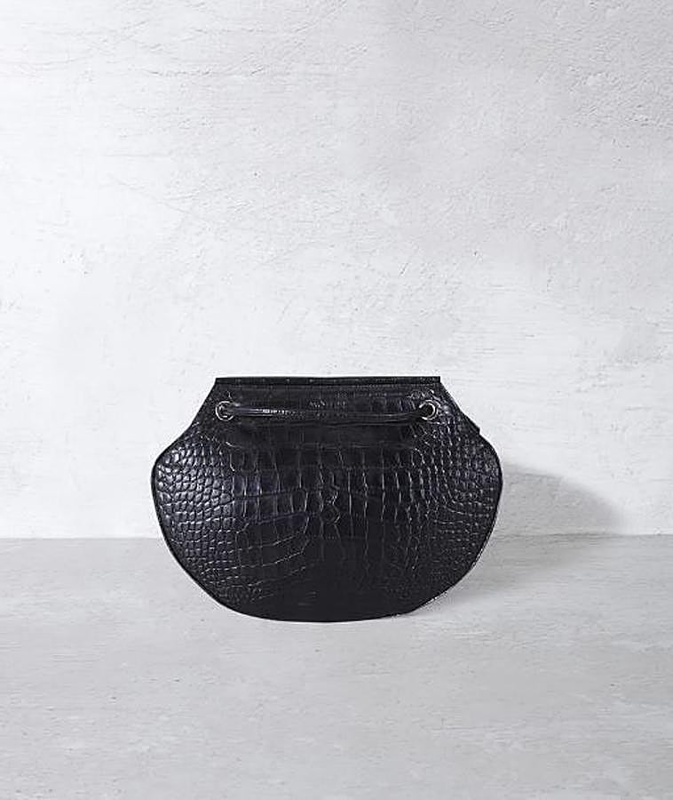 Möhel es una marca española de bolsos y accesorios ‘made in Spain’ elaborados artesanalmente en Ubrique y fundada por dos hermanas. Sus piezas únicas, como este bolso de piel ecológica (229 euros), combinan materia prima de gran calidad, artesanía, fabricación nacional, durabilidad y diseño exclusivo y atemporal.