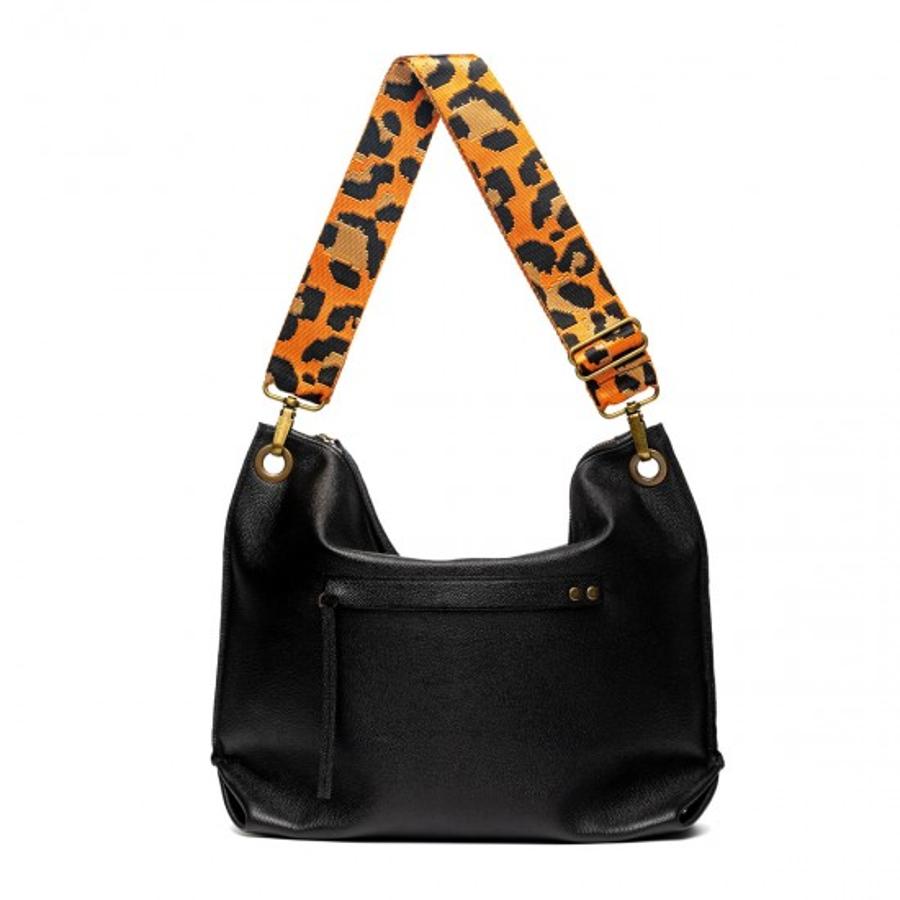 En Mona Moon declaran que la piel es su sello de identidad. "Elegimos, tratamos y trabajamos con las mejores pieles para crear complementos de piel para mujer únicos, con estilo, personalidad y hechos a mano de forma artesanal en España", comentan desde la marca. Esta bandolera negra con correa estampada (170 euros) es un ejemplo de ello.