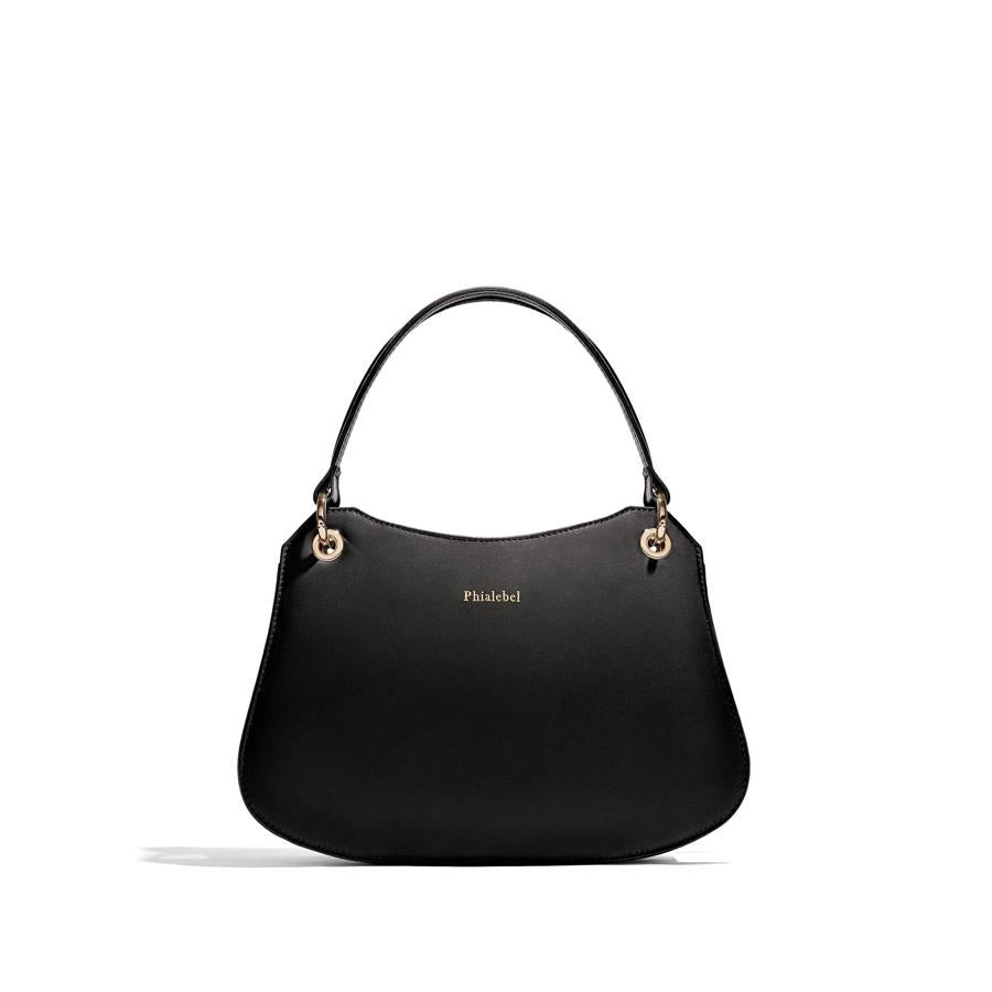 Phialabel es una firma que diseña y fabrica en España, que se inspira en formas de bolsos clásicos/ vintage y trabaja con materiales, colores, estampados y texturas inspirados en la naturaleza. El resultado son piezas elegantes como este bolso negro atemporal y contemporáneo (177 euros).