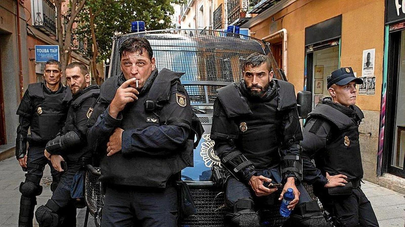 Vicky Luengo  se hizo con todas las conversaciones cuando se estrenó Antidisturbios, la serie de Rodrigo Sorogoyen e Isabel Peña para Movistar + en la que recuperan el thriller político que exploraban en El Reino y Que Dios nos perdone. Luengo interpreta a una agente de Asuntos Internos que tiene que investigar a un equipo de seis antidisturbios tras una muerte durante un desahucio.