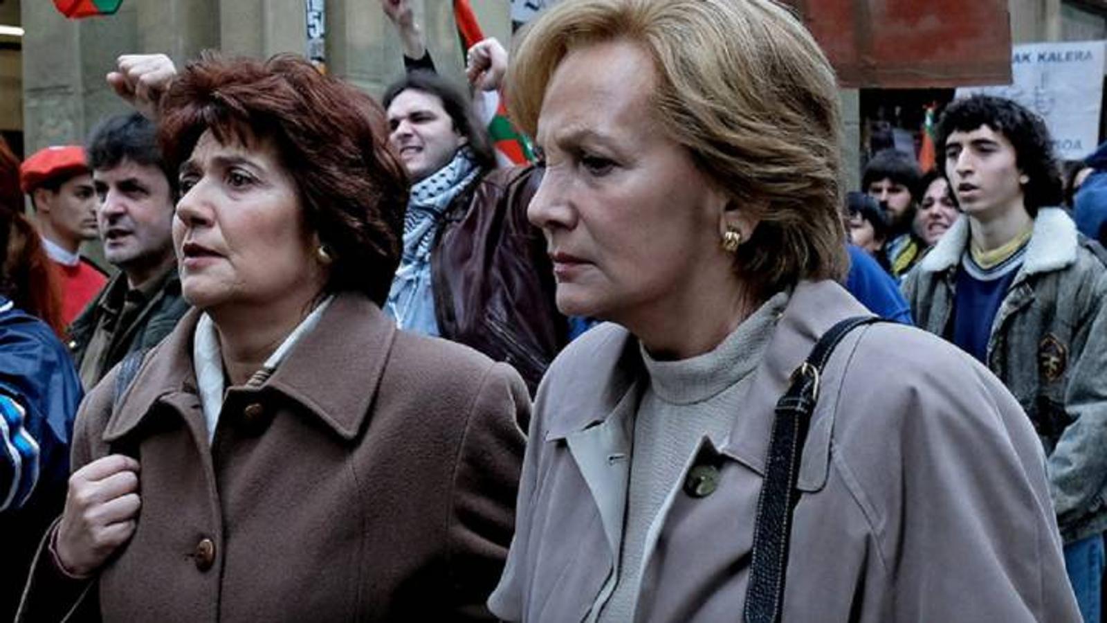 Como muchas de las miniseries más molonas de este año,  Patria  adapta una novela al audiovisual por entregas y lo hace, para algunos, mejorando su material de partida. La historia de dos madres, amigas, enfrentadas por la violencia del conflicto vasco, era uno de los estrenos más esperados de 2020 que el coronavirus no hizo necesario aplazar.