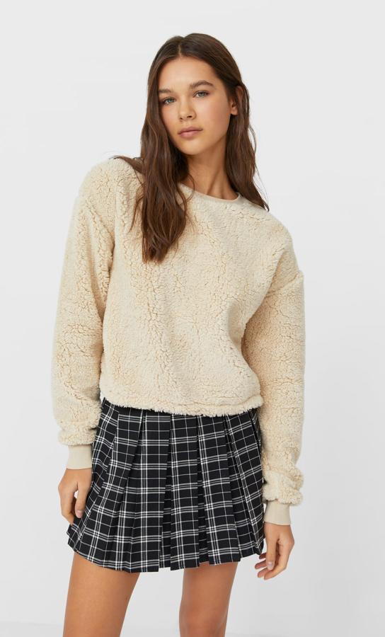 En color piedra, esta sudadera de Stradivarius de cuello redondo y manga larga acabada en rib tiene un precio de 19,99 euros y está disponible entre las tallas XS y XL.