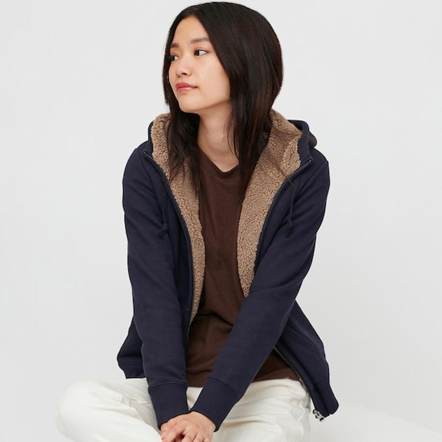 Disponible en siete colores diferentes, entre ellos el naranja, el marrón, el negro o el azul marino, esta sudadera de felpa con interior de borreguito es de Uniqlo, viene con capucha y tiene un precio de 39,90 euros.