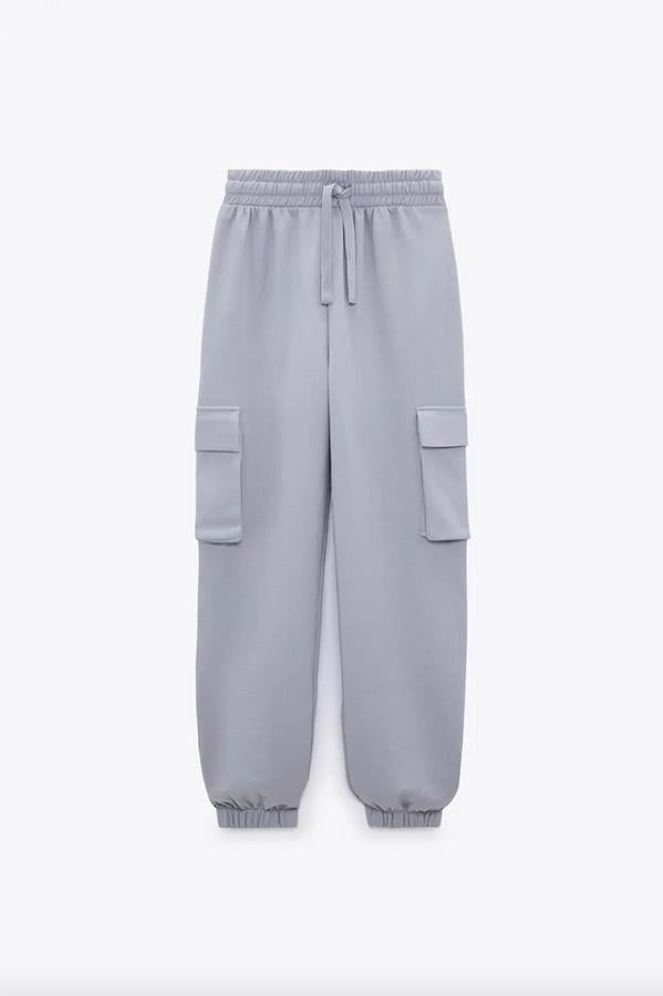 A juego con la sudadera, Zara ha lanzado estos bonitos pantalones cargo en felpa con cintura elástica ajustable con cordones, bolsillos de plastrón con solapa en los laterales de la pernera y bajo acabado en puño elástico. Cuestan 17,95 euros y están disponibles en las tallas S, M y L y en color crudo o negro.