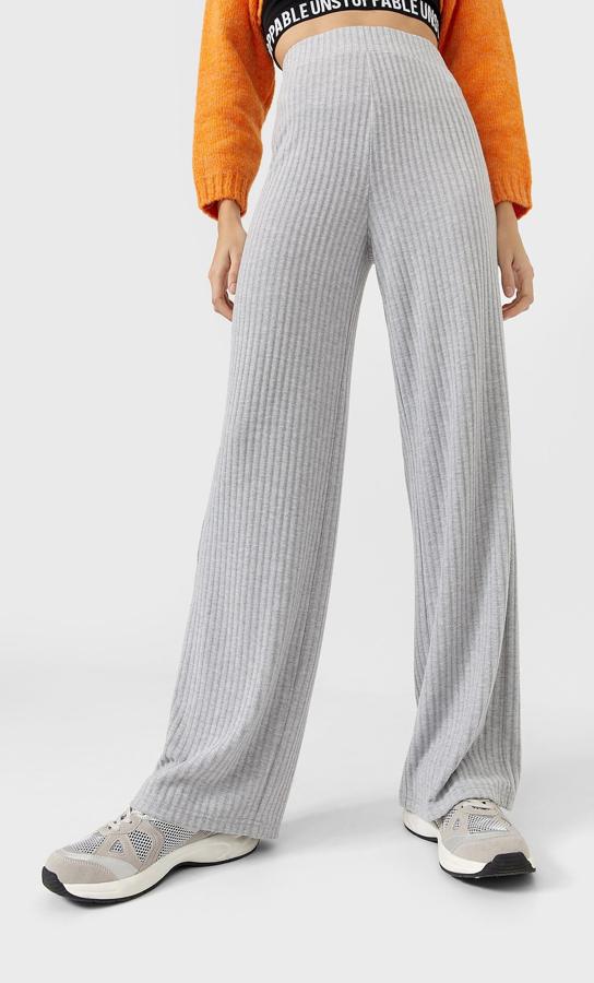 En color gris, con tiro alto, cintura elástica y pernera ancha, este pantalón recto de punto de Stradivarius tiene un precio de 19,99 euros y está disponible entre las tallas XS y XL.