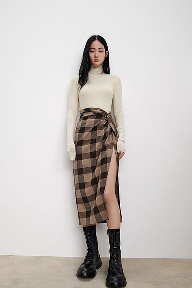 falda midi de cuadros con gran abertura lateral de Zara.