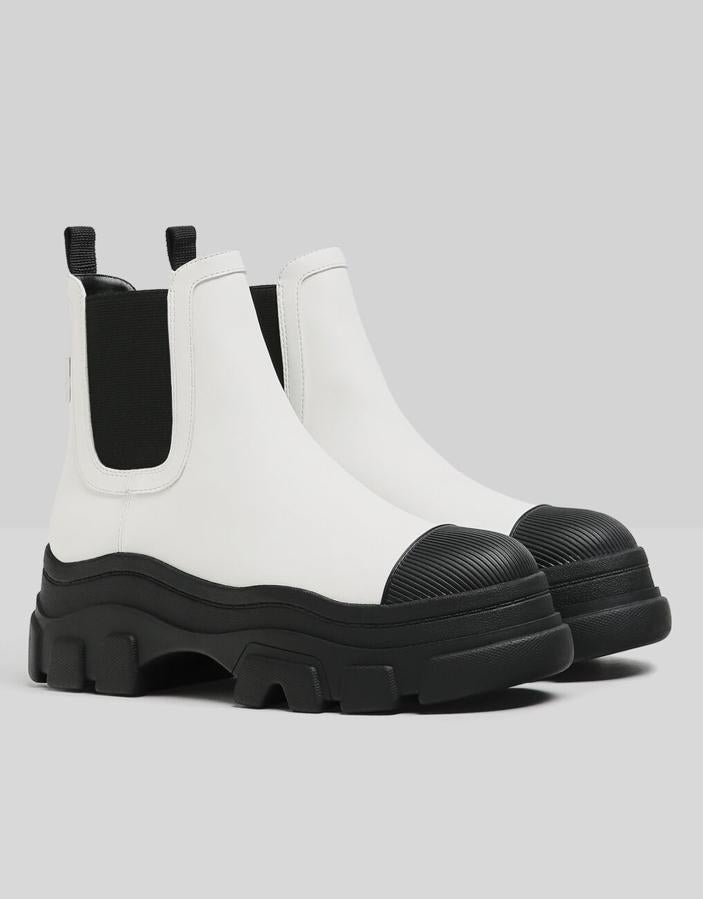 Arrasan entre las influencers poqreu cuanto más originales, mejor. Si quieres copiarles el look en versión low cost elige estos botines chunky blancos engomados con puntera rayada y elásticos en los laterales, de Bershka (39,99 euros).