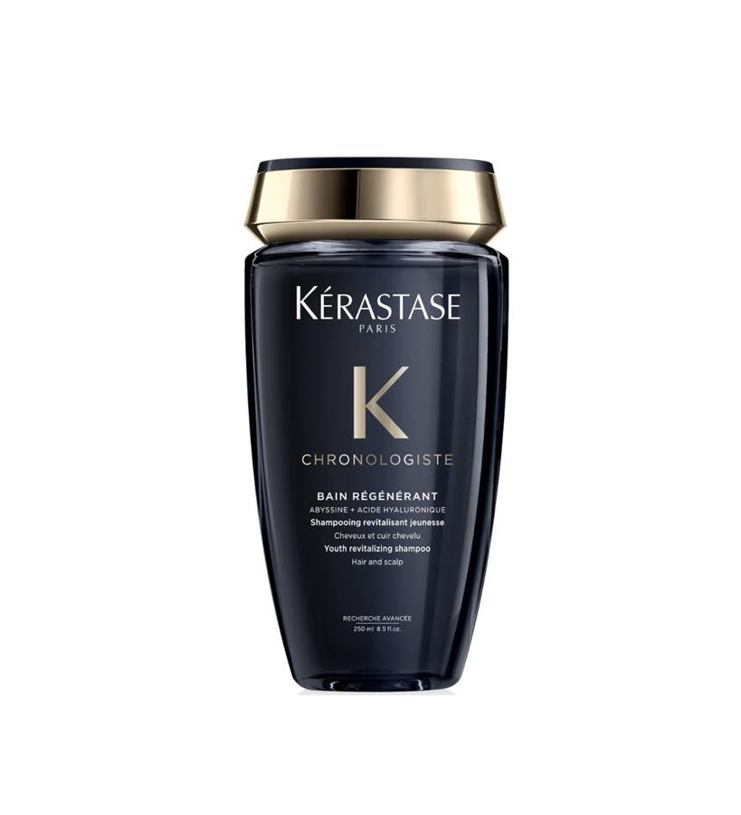 Previene los signos de la edad tanto en el pelo como el cuero cabelludo. Contiene ácido hialurónico, que restaura la fibra y rejuvenece el cuero cabelludo seco y sin vitalidad, dejando un cabello hidratado y ligero; vitamina E, que es un antioxidante natural que protege de los agresores externos, y abyssine, que procede de las profundidades marinas y revitaliza la fibra capilar y proporciona volumen a la melena.  Champú Chronologiste de Kérastase  (26,30 €).