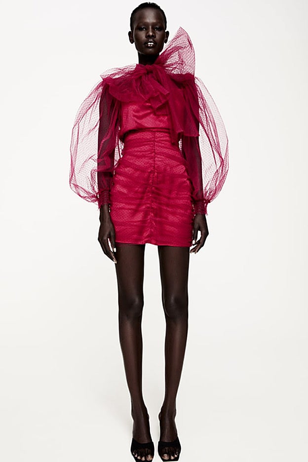 Vestido confeccionado en tul plumeti color fucsia de Zara.