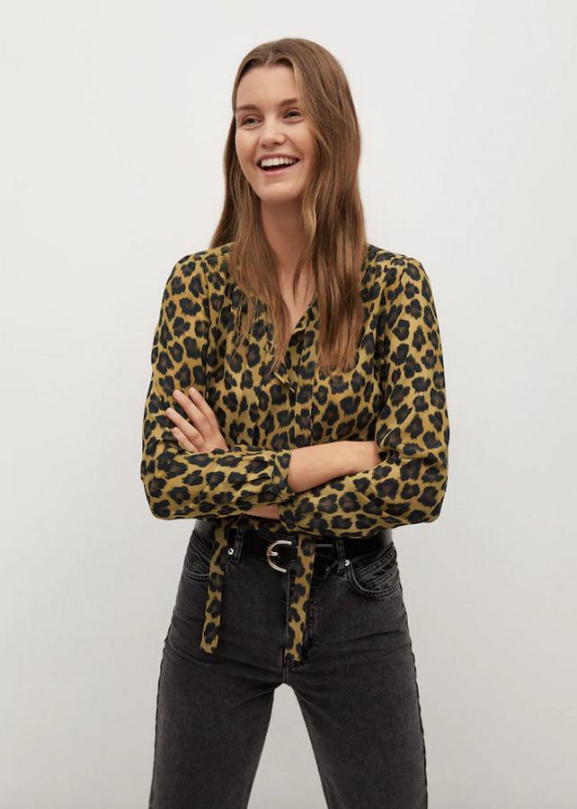 Fondo beige con estampado de leopardo en gris y negro para esta blusa fluida de Mango de diseño recto, cuello redondo con tiras para lazo y mangas largas. Está disponible entre las tallas XS y L por 29,99 euros.