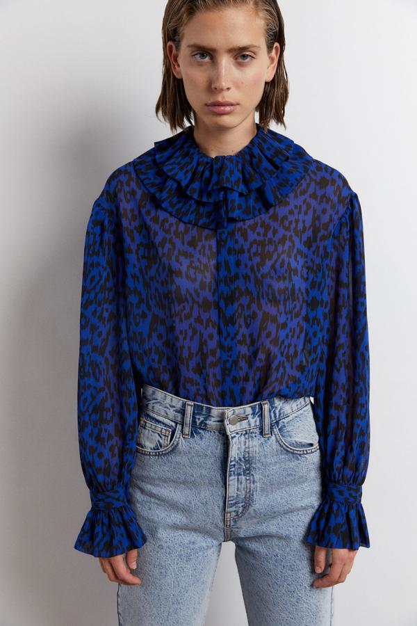 Sfera también apuesta por el estampado de leopardo, pero con una propuesta más original y vistosa, ya que la blusa es de color azul con estampado en negro y viene con doble volante en el cuello y doble fruncido. Tiene un precio de 23,95 euros y está disponible en las tallas S, M y L.