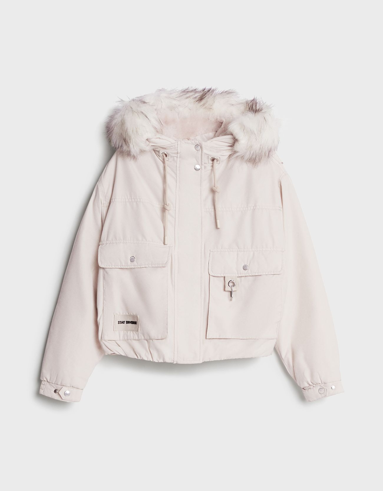 Parka con capucha de pelo, diseño corto y tejido fluido de Bershka. (49,99 euros).