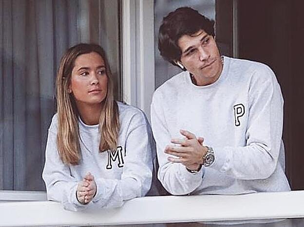 María Pombo y Pablo Castellano con sus sudaderas personalizadas.