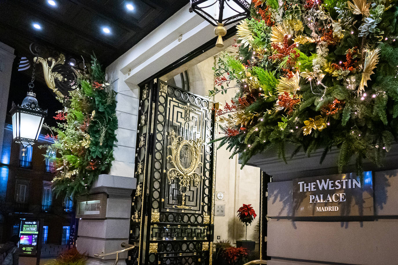 La propuesta más exclusiva de Madrid para la noche de Fin de Año es la del Palace que, este año excepcionalmente sin pista de baile (pero con música en vivo), ofrecerá exquisitos platos ideado por su chef ejecutivo, José Luque: un menú de alta cocina clásica, con algunos guiños a otras culturas y una puesta en escena sofisticada. La cena tendrá un precio de 465 euros por persona, IVA y maridaje incluido. El hotel ofrece también un paquete que incluye cena, alojamiento en habitación doble y desayuno para 2 personas al precio de 1109 euros (más IVA).