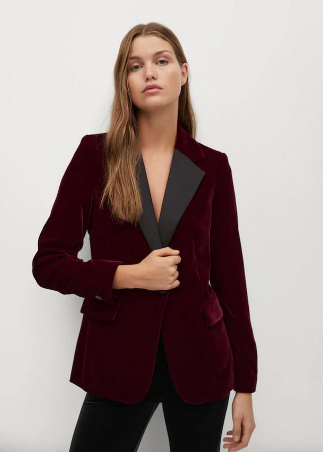 En terciopelo color granate, esta blazer de diseño estructurado con cuello de solapa en contraste, mangas largas y bolsillos de solapa laterales es de Mango y viene con cierre frontal de botón. Está disponible en las tallas XS y M por 59,99 euros.