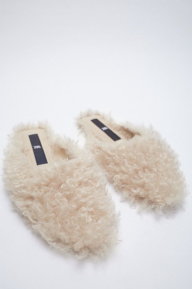 Mules con puntera cuadrada recubiertos de borreguillo largo de Zara.