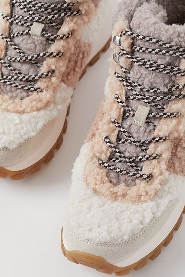 Las zapatillas de borreguito que propone la nueva colección de H&M.