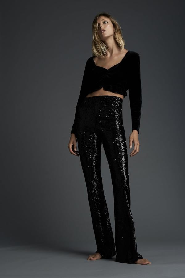 Leggings con lentejuelas de cintura alta con apertura evasé en el bajo, de Zara (39,95 €).