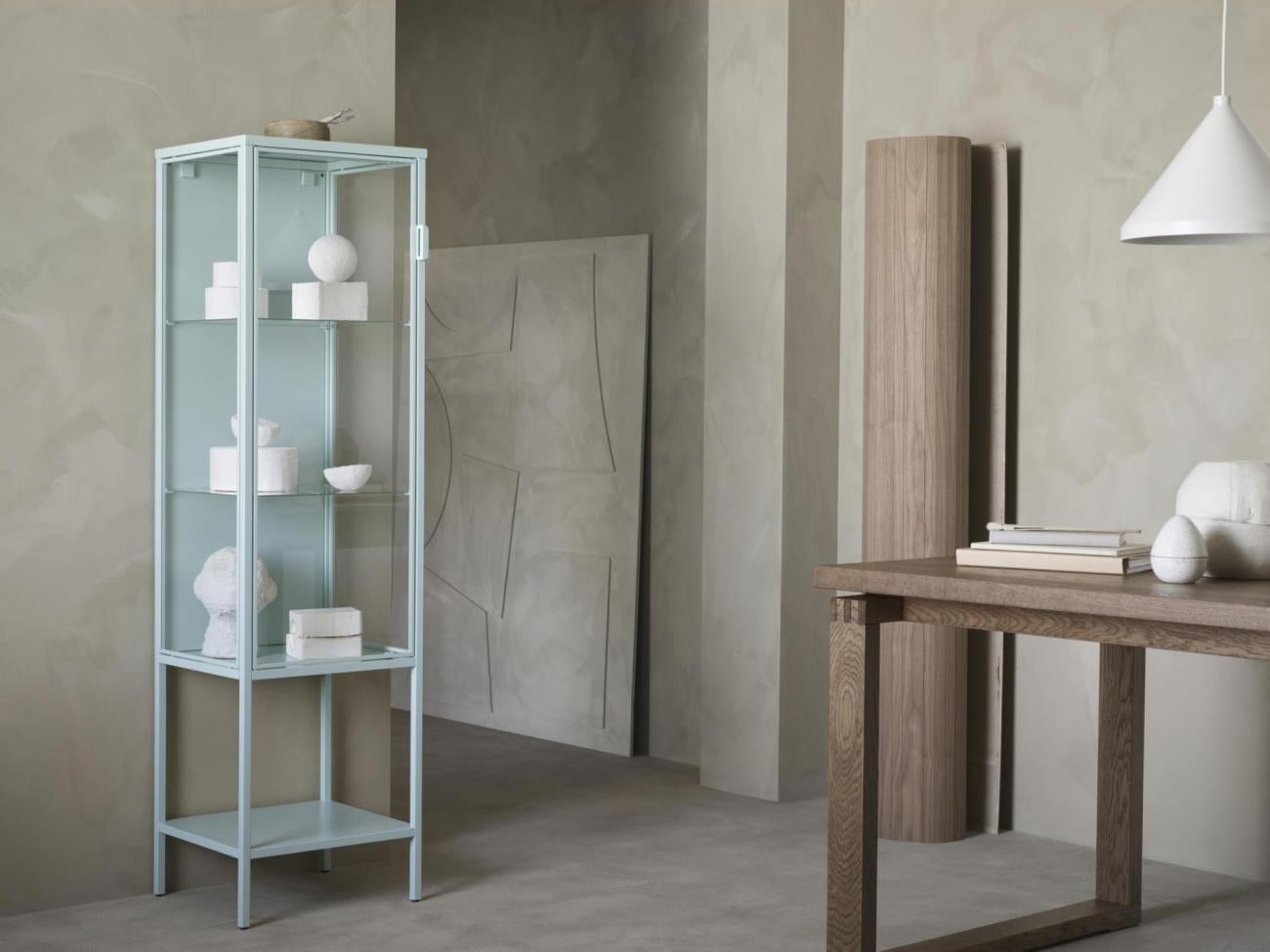 Con la sostenibilidad como máxima, la decoración que nos propone IKEA para 2021 está fabricada con fibras naturales de abedul, bambú o ratán. Además, las líneas limpias y las formas sencillas de estas novedades permiten centrar la atención en la función y los materiales.