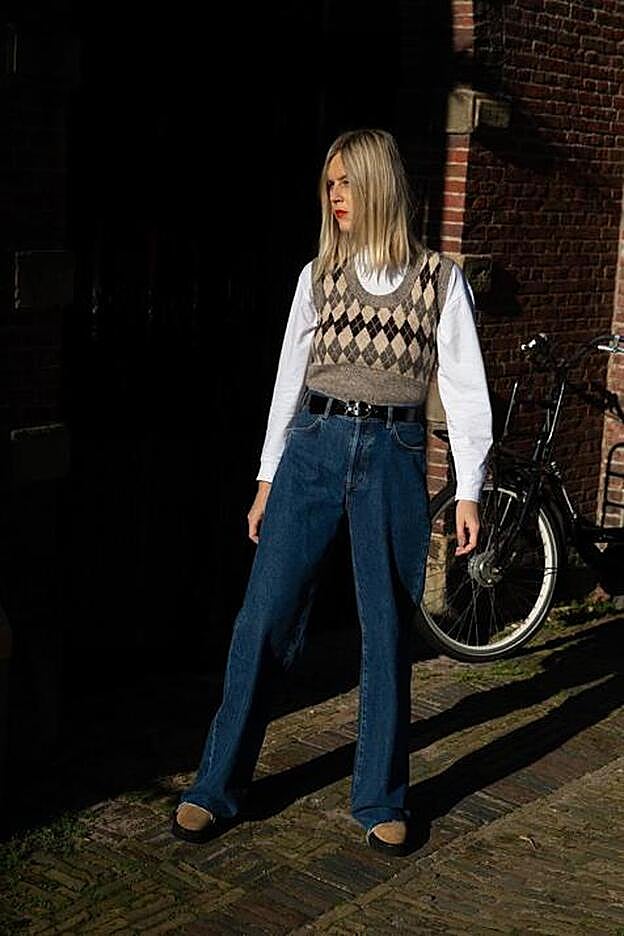 La camisa blanca y los vaqueros son los mejores aliados para esta chaleco.