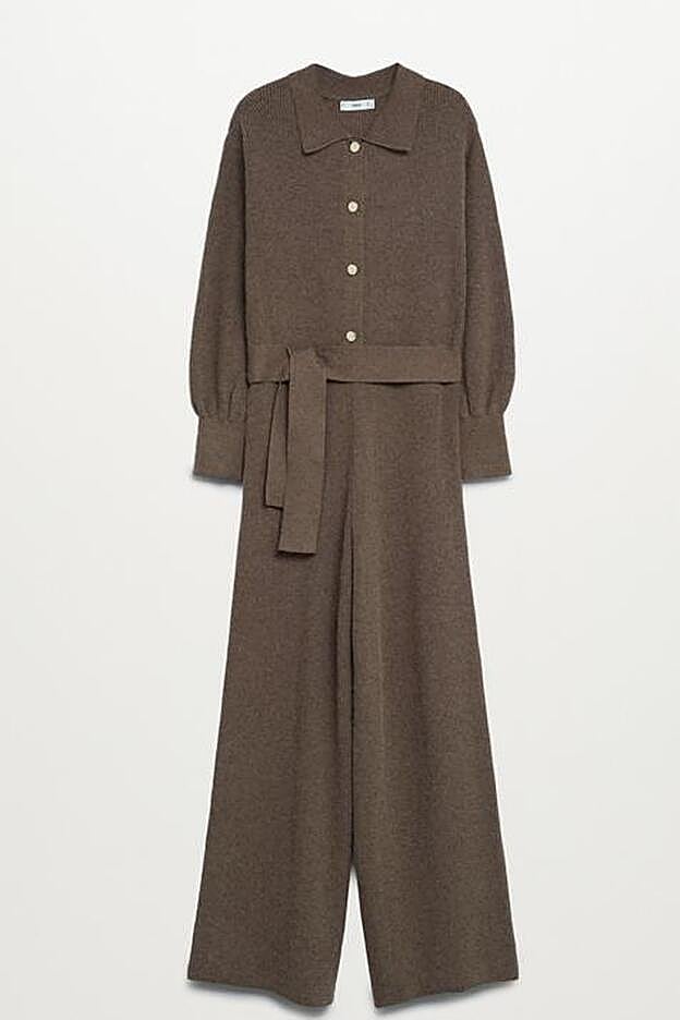 Cómodo y de lo más favorecedor, este mono de punto puede ser una acertada opción para la cena de Nochebuena.