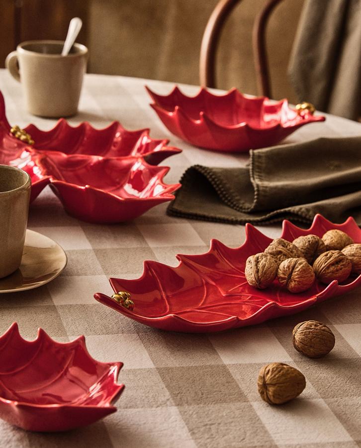 En porcelana de color rojo, este bowl con forma de acebo y detalles dorados está disponible en diferentes tamaños. Su precio va desde los 7,99 euros hasta los 29,99 euros.