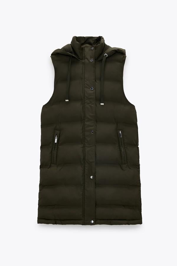 En color verde caqui, este chaleco acolchado de cuello subido y bolsillos delanteros con cremallera tiene un precio de 39,95 euros.