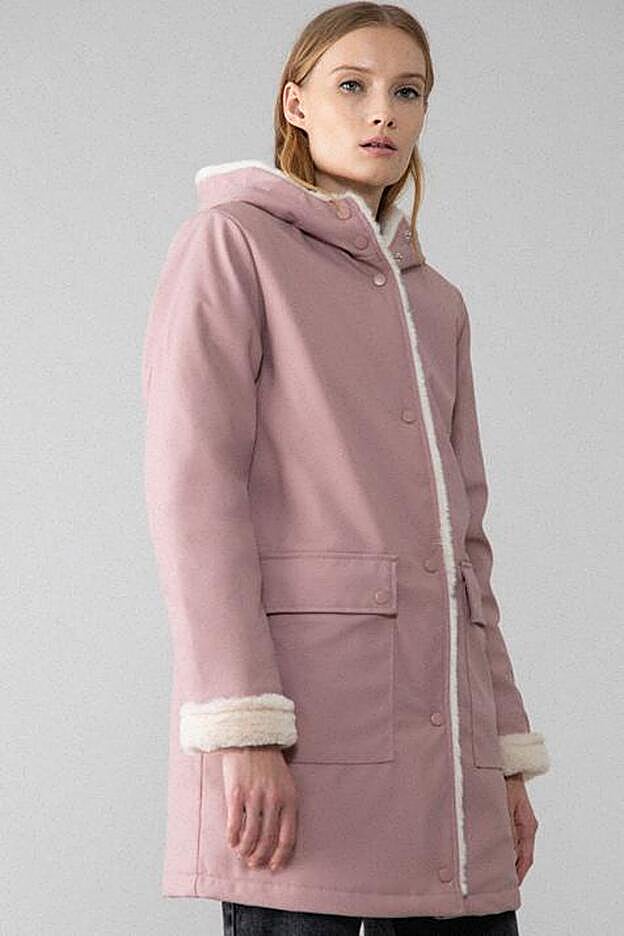 Este bonito chubasquero rosa es perfecto para combinar con todos estilismos.