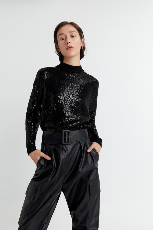 Jersey de lentejuelas negro y cuello subido, de Sfera (25,99 euros).